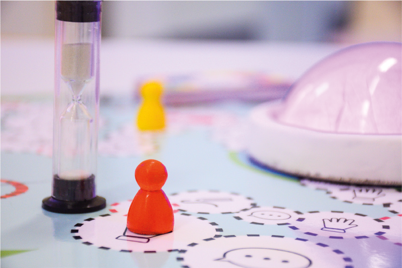 foto dettagio della pedina e della clessidra sul tabellone di gioco